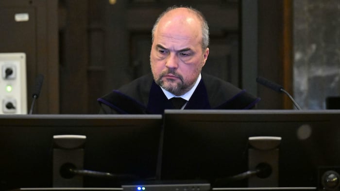 Richter Michael Radasztics führt die Verhandlung. 