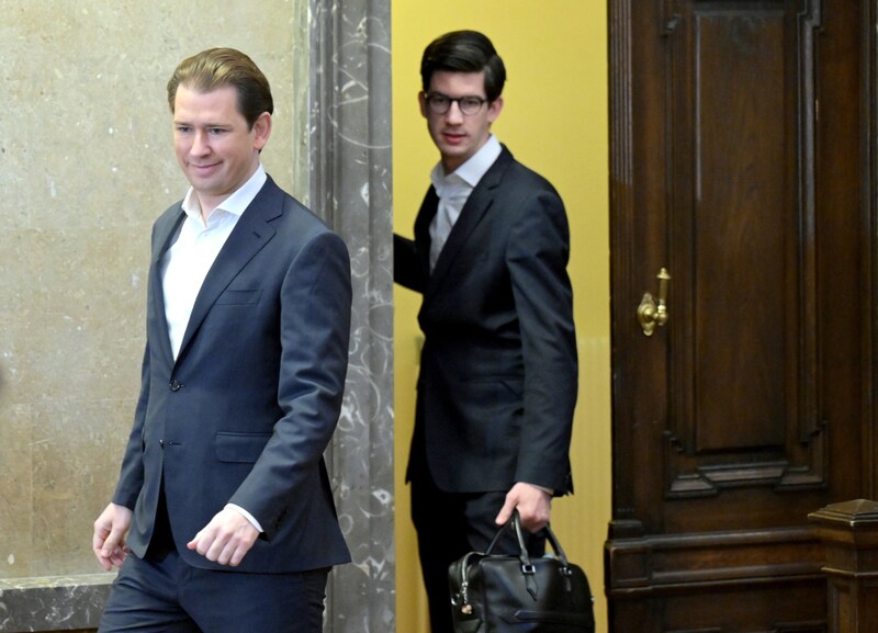 Auch der Kurz-Vertrauter Bernhard Bonelli sitzt auf der Anklagebank.  (Bild: APA/ROLAND SCHLAGER)