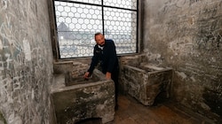 Dietmar Koisser zeigt der „Krone“ die Hostienöfen im Dom Salzburg. (Bild: Tschepp Markus)