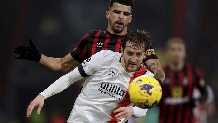 Luton Towns Tom Lockyer und Bournemouths Dominic Solanke 