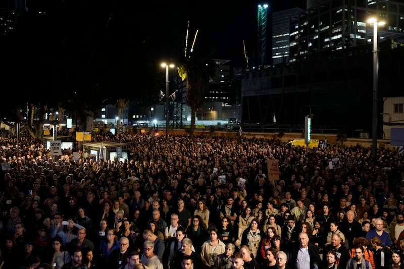 Tausende Menschen protestierten auch am Samstagabend gegen die israelische Führung.  (Bild: AP)