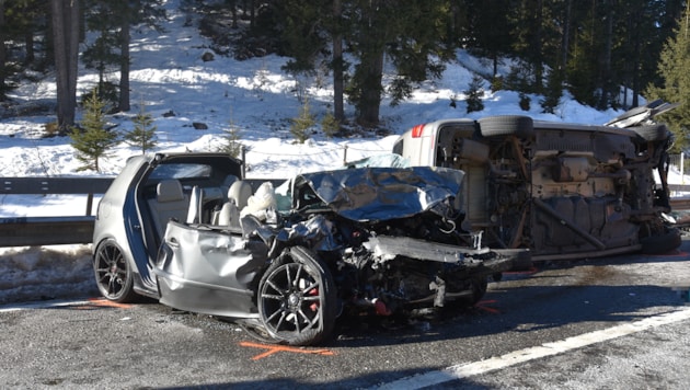 Die Unfallwracks nach dem Frontalcrash. (Bild: KAPO Graubünden)