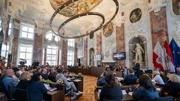 Unter dem Oval des neuen Landtags-Lusters wurde um das Budget gerungen. Letzt- lich ein Schaukampf mit wenig Mehrwert für den Steuerzahler. (Bild: Liebl Daniel)