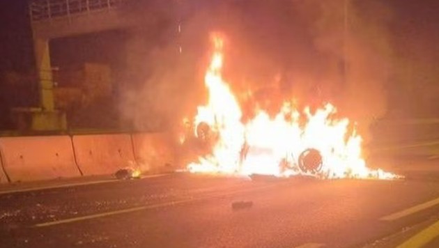 Das Fahrzeug, in dem die drei Burschen saßen, ging in Flammen auf. (Bild: Heute)