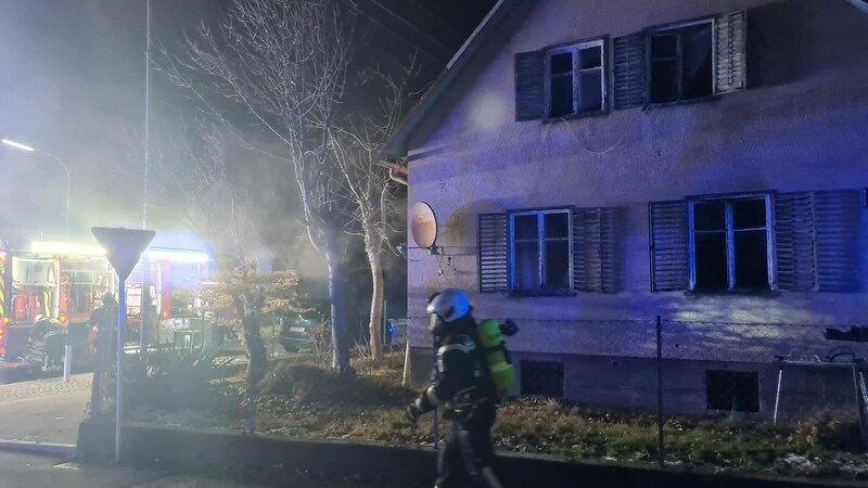 Die Berufsfeuerwehr führte mit schwerem Atemschutz die Nachlöscharbeiten durch. (Bild: BFW Klagenfurt)