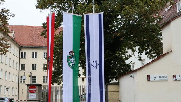 Die israelische Fahne vor der Grazer Burg (Bild: Christian Jauschowetz)