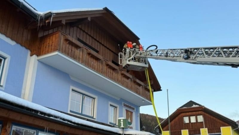 Die Feuerwehr konnte die zwei Bewohner in Sicherheit bringe. Einer von ihnen musste jedoch im Spital versorgt werden. (Bild: FF Göriach)