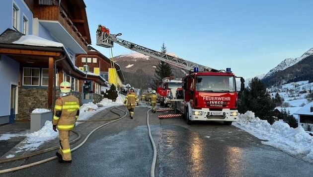 Die Feuerwehr war mit 150 Einsatzkräften vor Ort. (Bild: FF Göriach)
