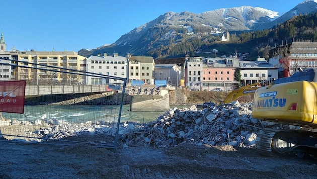 Gut die Hälfte der alten Brücke ist bereits abgerissen. (Bild: Manuel Schwaiger)