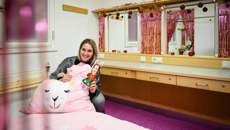 Gabi Hiller zeigte der „Krone“ ihr Zimmer. Luxus pur mit Bett, Dusche und einer Toilette. (Bild: Markus Wenzel)