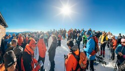Hunderte Kärntner und Osttiroler wanderten am 3. Advent zu einer besinnlichen Adventfeier auf den 2166 Meter hohen Dobratsch. (Bild: Wallner Hannes)