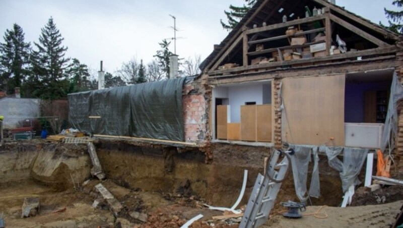 Die gesamte Mauer des ehemaligen Doppelhauses stürzte in die Baugrube ab. (Bild: FF Vösendorf)