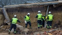 Die Mitglieder der Feuerwehr Vösendorf kämpften gegen den Einsturz und gewannen, zumindest vorerst. (Bild: FF Vösendorf)