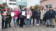 Eltern vor dem Kindergarten in Guntramsdorf revoltieren gegen die Rückkehr der Leiterin.  (Bild: Judt Reinhard)