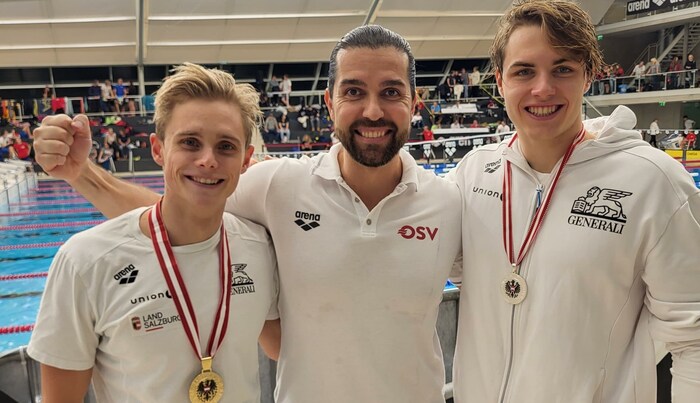 Trainer Plamen Ryaskov (Mi.) jubelte mit seinen Schützlingen Luca Karl (li.) und Florian ...