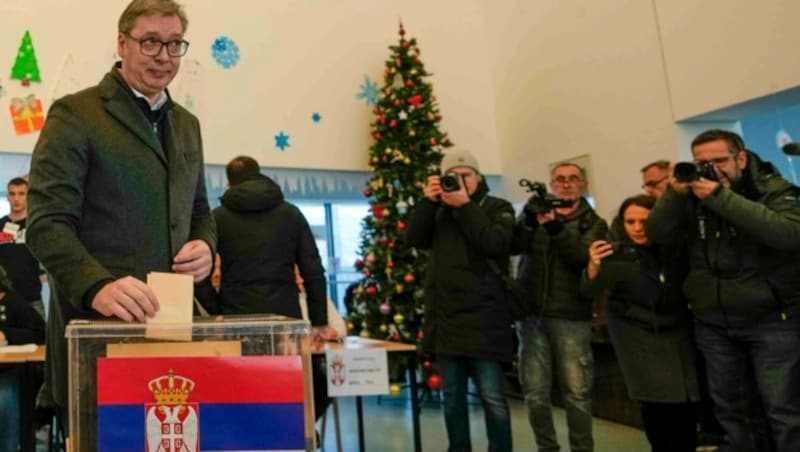 Präsident Aleksandar Vučić darf sich über einen deutlichen Sieg seiner Partei freuen. (Bild: AP)