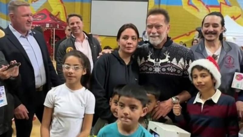 Arnold Schwarzenegger hat in einem Kinder- und Jugendzentrum Weihnachtsmann gespielt und Geschenke gebracht. (Bild: www.tiktok.com/@arnoldschnitzel)