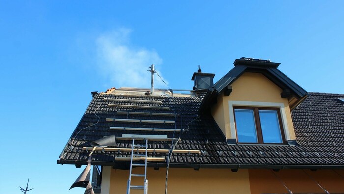 Abermals ist am Dach des Hauses am Samstag ein Feuer ausgebrochen.