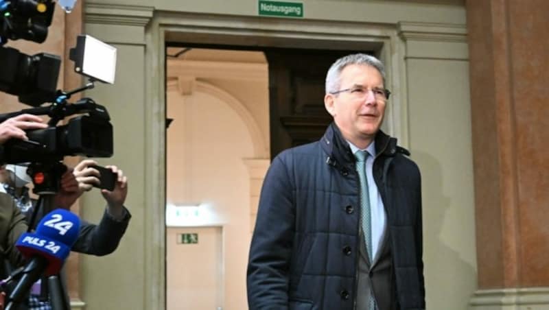 Löger auf dem Weg in den Gerichtsaal (Bild: APA/HELMUT FOHRINGER)