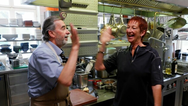 Manfred Buchinger und Eva Rossmann gemeinsam in der Küche. (Bild: Eva Rossmann)