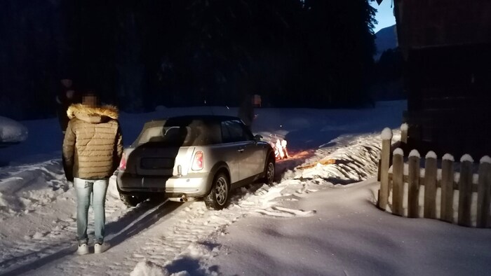 Die beiden Insassen hatten neben einer Holzhütte auch noch ein Lagerfeuer entfacht.