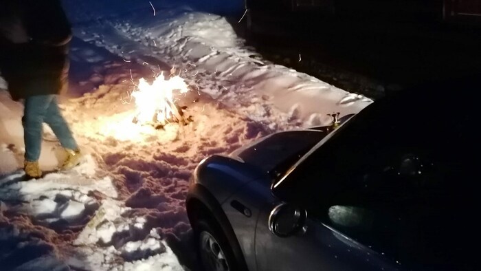 Die beiden entfachten ein Lagerfeuer mit ihrem Feldkocher.