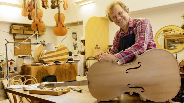Pro Jahr fertigt der Geigenbaumeister zwei bis drei Instrumente an. Meist sind dafür mehr als 200 Arbeitsstunden nötig. (Bild: Christian Forcher)