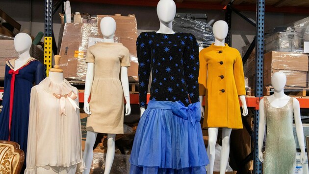 Ehemalige Kleidungsstücke von Prinzessin Diana, darunter eine zartrosa Bluse (links), die sie auf einem Verlobungsporträt getragen hat, sorgten bei Auktion für Rekordpreise. (Bild: APA/AFP/VALERIE MACON)