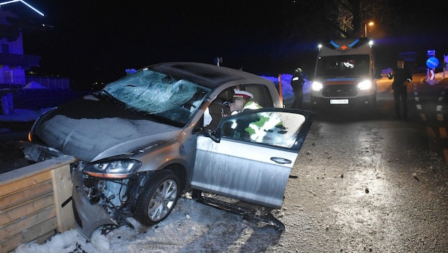 Das Auto des Tirolers wurde massiv beschädigt. Der Lenker musste ins Krankenhaus eingeliefert werden. (Bild: zoom.tirol)