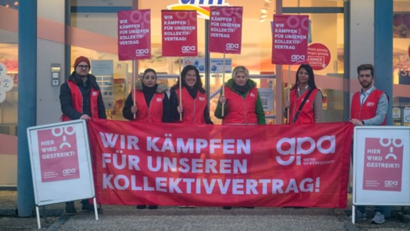 Protesaktion in Ansfelden bei Null Grad Montagfrüh (Bild: TEAM FOTOKERSCHI/WERNER KERSCHBAUMMAYR)