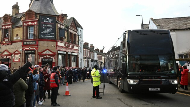 Der Teambus von Manchester United (re.) (Bild: AFP)