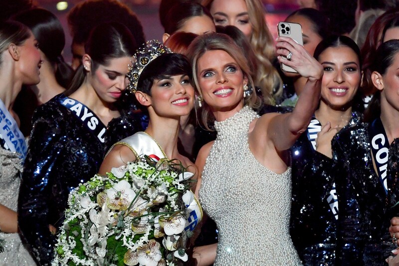 Die neu gewählte Miss France 2024 posiert für ein Selfie mit der Präsidentin der Jury Sylvie Tellier. (Bild: APA/AFP/ARNAUD FINISTRE)