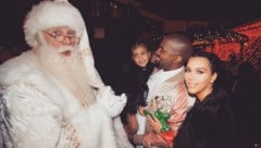 Weihnachten ist bei Kim Kardashian eine große Sache. Das Foto zeigt sie mit ihrem Ex-Mann Kanye West und der noch sehr kleinen North mit einem Weihnachtsmann.   (Bild: www.PPS.at)