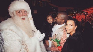 Weihnachten ist bei Kim Kardashian eine große Sache. Das Foto zeigt sie mit ihrem Ex-Mann Kanye West und der noch sehr kleinen North mit einem Weihnachtsmann.   (Bild: www.PPS.at)