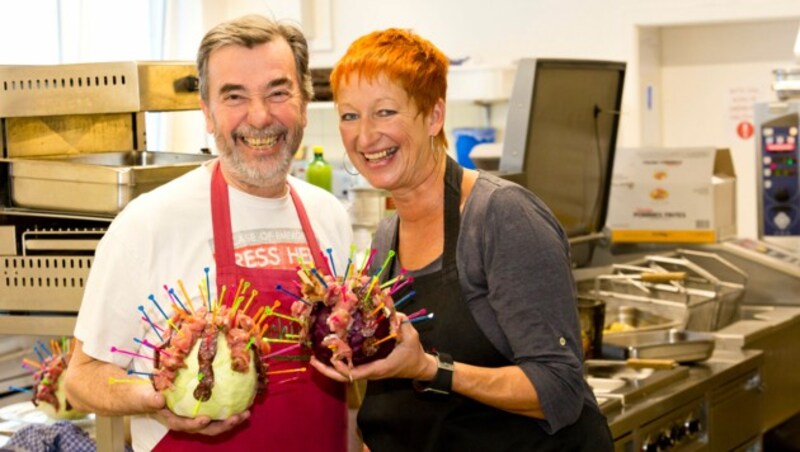 Eva Rossmann gemeinsam mit Manfred Buchinger - die beiden sind ein eingespieltes Küchenduo. (Bild: Mathis Fotografie)