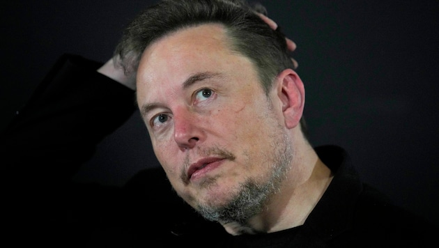 Elon Musk sieht sich breiter Kritik ausgesetzt. (Bild: AP)