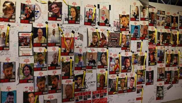Porträts an einer Wand in Tel Aviv zeigen von der Hamas verschleppte Menschen.