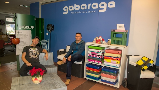 Tolle Geschenke gibt es bei Gabarage in Neusiedl am See. Andreas Gruber und Christian Frühmann freuen sich auf viel Kundschaft. (Bild: Charlotte Titz)