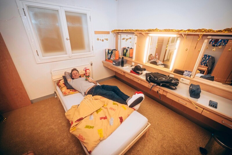 Erstmals zieht das Moderations-Trio (im Bild Andi Knoll) in die Künstlergarderobe des Theaterhauses anstatt in einen Container.  (Bild: Hitradio Ö3/Martin Krachler)