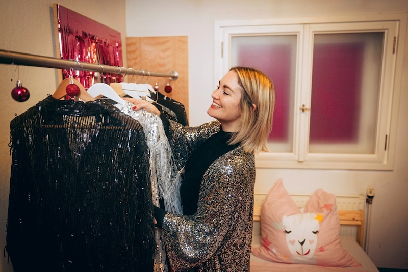 Gabi Hiller mit ihren Jubiläums-Glitzeroutfits (Bild: Hitradio Ö3/Martin Krachler)