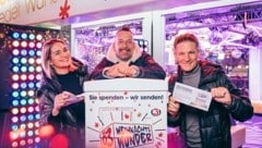 Gabi Hiller, Robert Kratky und Andi Knoll erfüllen beim Ö3-Weihnachtswunder gegen Spende für den „Licht ins Dunkel Soforthilfefonds“ die Wunschhits ihrer Hörer. (Bild: Hitradio Ö3/Martin Krachler)