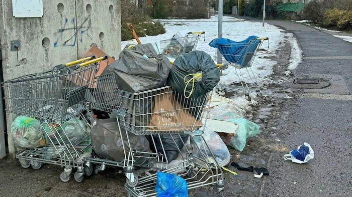 In einer Siedlung in Hirschstetten türmen sich die Müllberge.