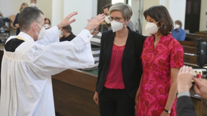 Ein katholischer Priester segnet 2021 ein lesbisches Pärchen in München - damals geschah das in einer kirchenrechtlichen Grauzone. (Bild: AP)