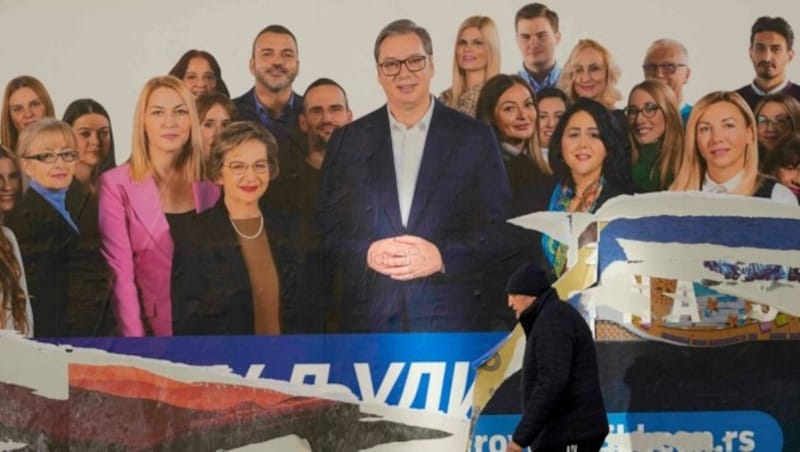 Wahlplakat von Aleksandar Vucic (Bild: AP Photo/Darko Vojinovic)