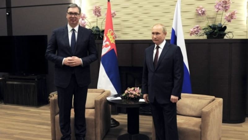 Vucic und Putin 2021 (Bild: AFP)