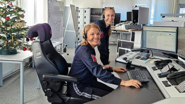 Eva Kleier (sitzend) und Stefanie Kraßnig in der Landesleitzentrale der Polizei (Bild: LPD Steiermark)