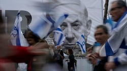 Laut jüngsten Umfragen fordert eine deutliche Mehrheit der Israelis Netanyahus Rücktritt. (Bild: AP)