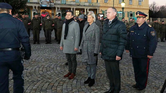 Bei der Weihnachtsfeier vor dem Schloss in Eisenstadt bedankten sich die beiden Minister bei den ...