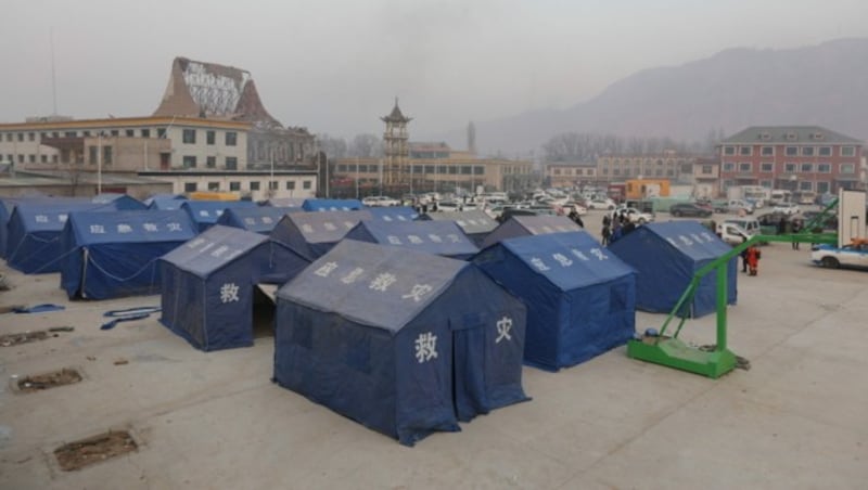 Zelte wurden für Betroffene aufgestellt, die durch die Naturkatastrophe ihr Zuhause verloren haben. (Bild: AFP)