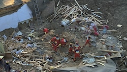 Einsatzkräfte suchen nach dem schweren Beben in der Stadt Haidong nach Opfern in den Trümmern eines eingestürzten Gebäudes. (Bild: Xinhua)